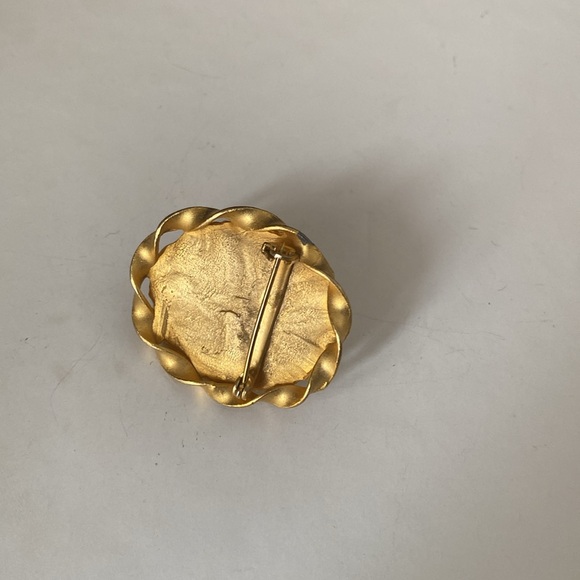 Vintage goldtone faux pearl Brooch - Picture 5 of 8